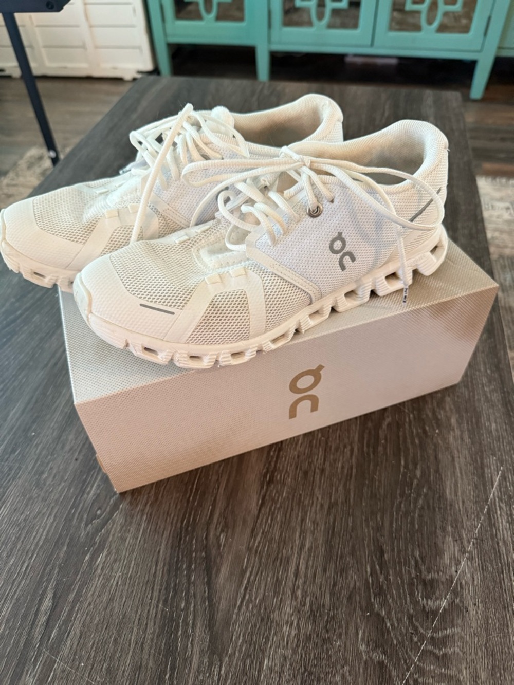 Authentic Women’s On Cloud 6 Sneakers! Women’s Size 8.